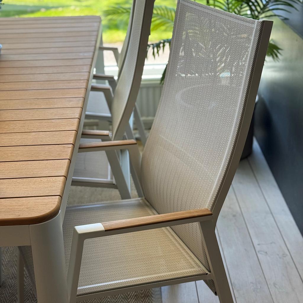 Dallas Pos.stuhl creme Teak-Arm